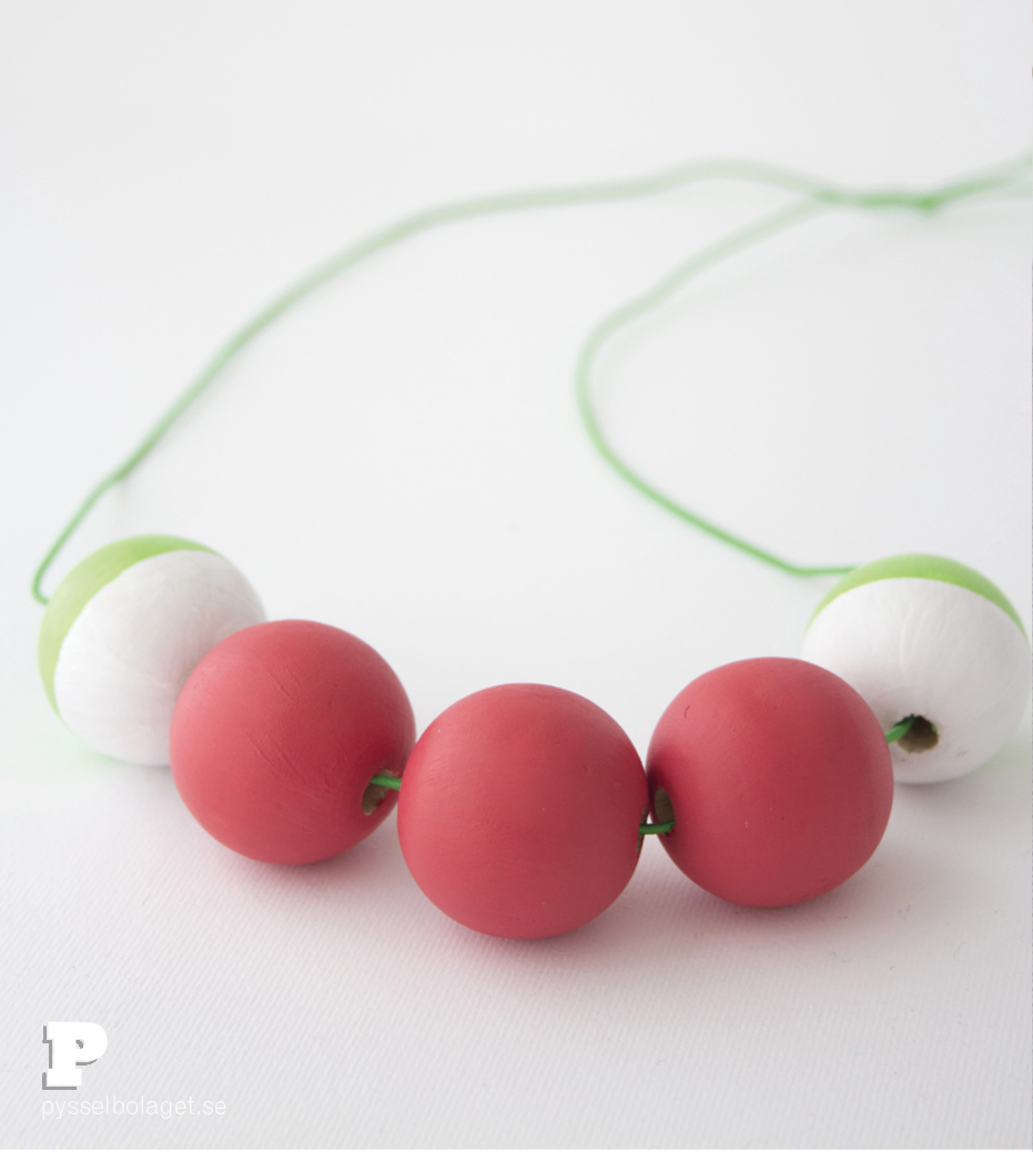 Gör ett vattenmelonhalsband / Make a Watermelon Necklace by Pysselbolaget