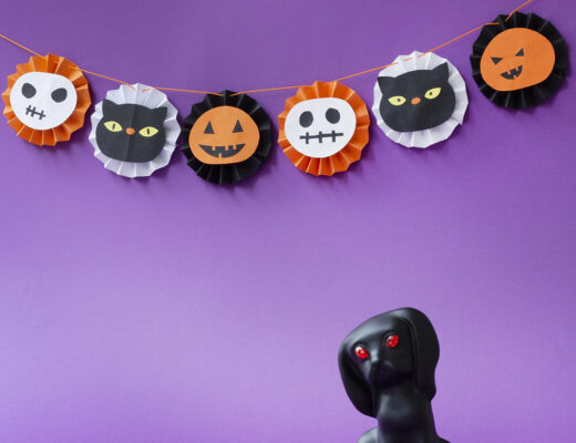 Girlang med halloweenfigurer av vikt papper