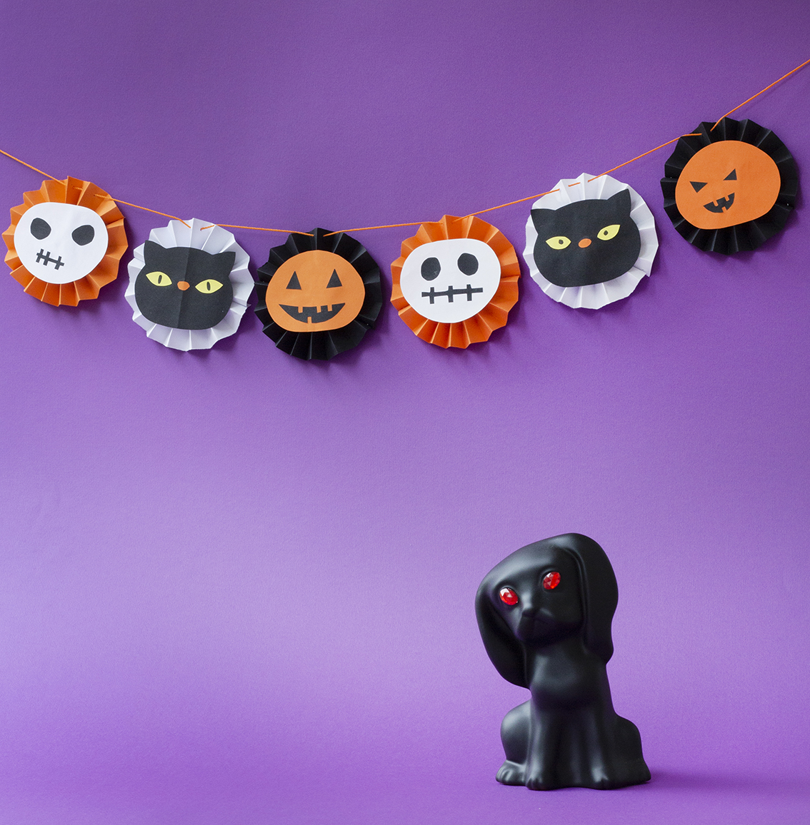 Girlang med halloweenfigurer av vikt papper