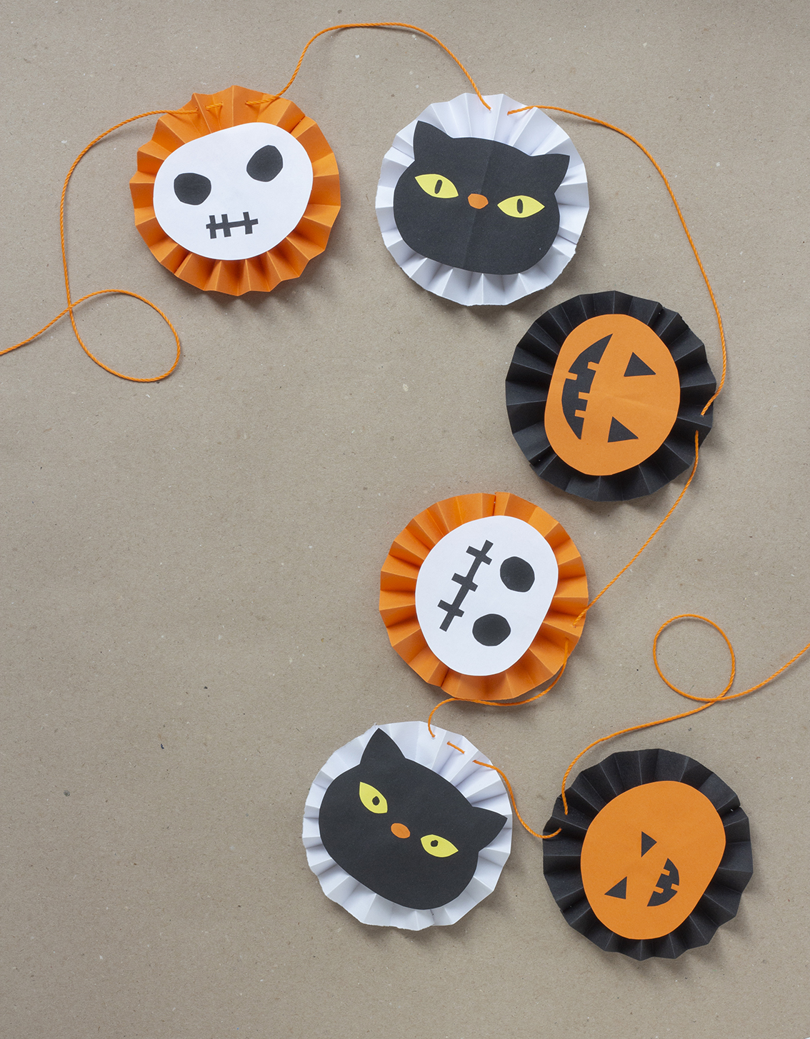 Girlang med halloweenfigurer av vikt papper