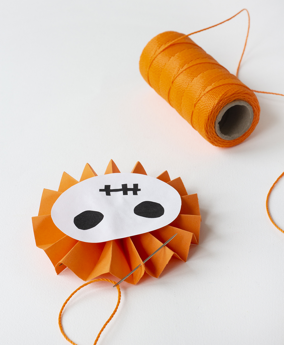 Halloweenfigur i vikt papper